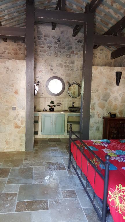 Le Donjon Des Combes Et Son Spa Fayence Kamer foto