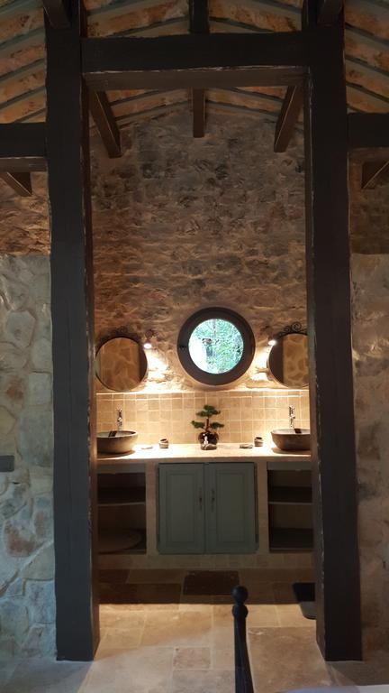 Le Donjon Des Combes Et Son Spa Fayence Kamer foto